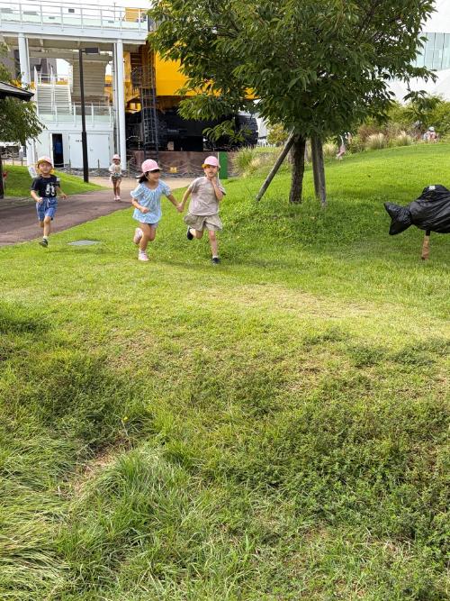 ナチュラルガーデンでクイズラリーをする園児達