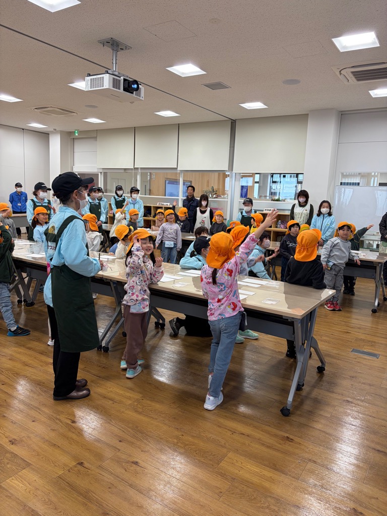 元気よく返事をする園児