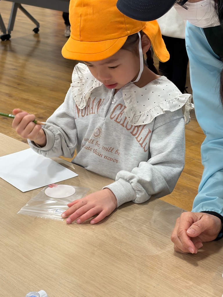 名前を書く園児