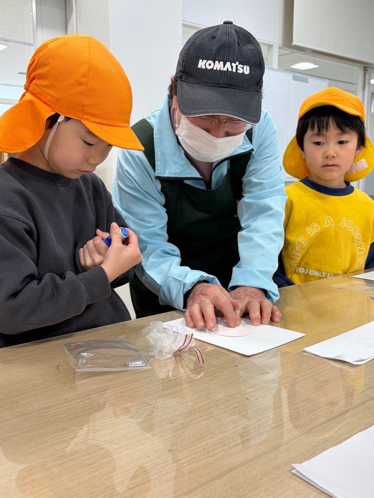 台紙に糊を塗る園児
