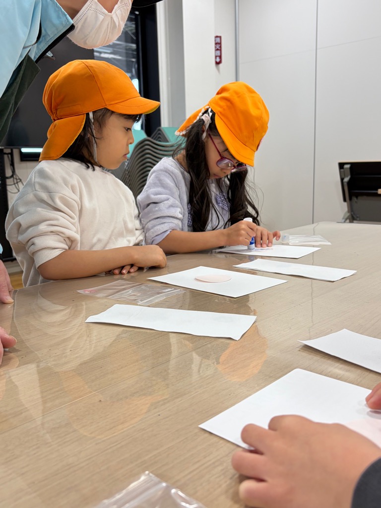 台紙に糊を塗る園児