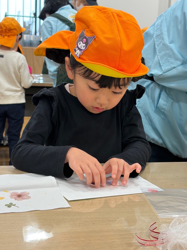 押し花を乗せる園児