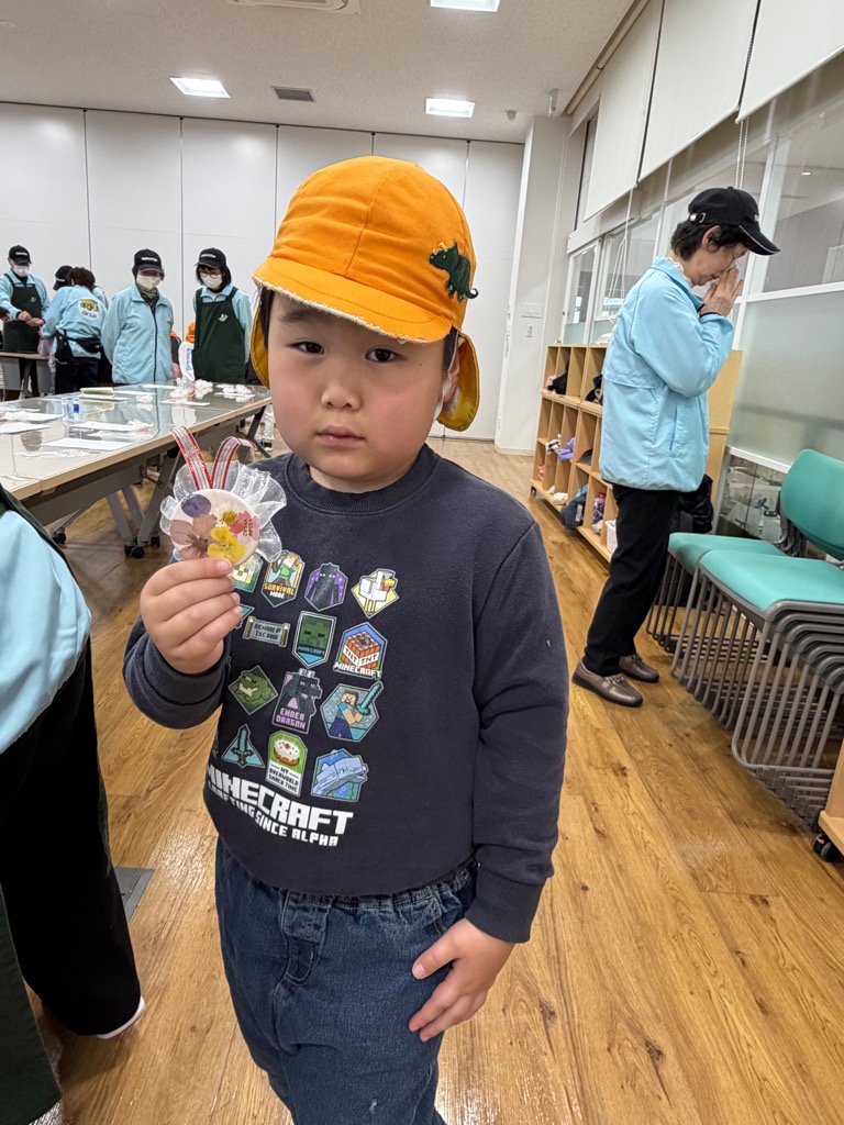 出来上がりを喜ぶ園児