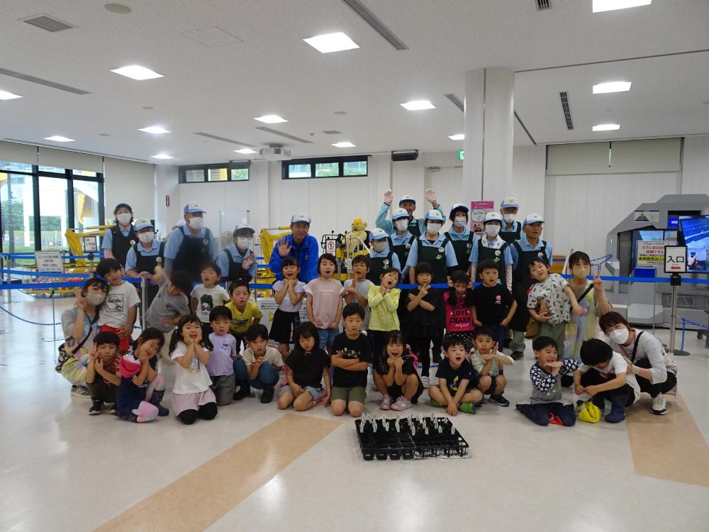 室内でにじ組のみなさんとスタッフが記念撮影をしている集合写真