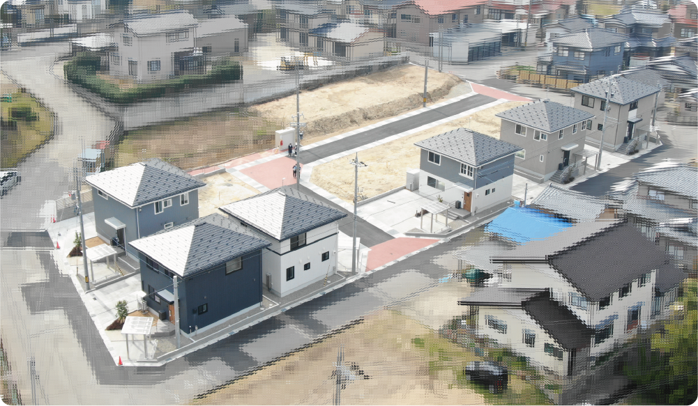 複合遊具が設置されている右側の敷地内の道路側に駐車場、奥にグレーの外壁で3階建ての地域優良賃貸住宅の外観写真