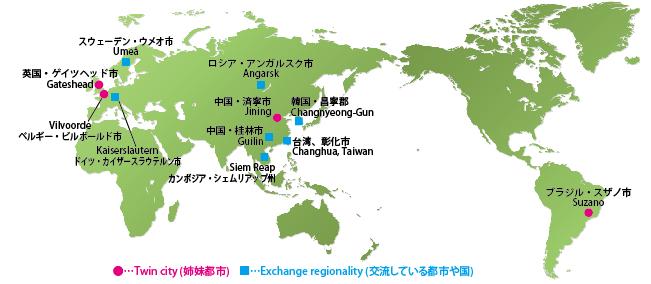 姉妹都市を赤い丸、交流都市を青い四角で記した世界地図