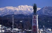 あわづ温泉と書かれた大きな台座の上に立つ泰澄大師の銅像の写真