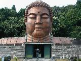 ハニベ巌窟院にある巨大な仏像の頭部の写真