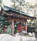 大きな切妻屋根のついた小松天満宮の四脚門の写真