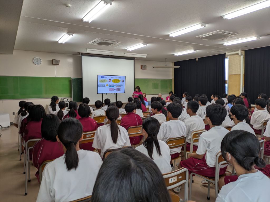 板津中学校の1年生に向けて食改さんによる講話を聞いている写真