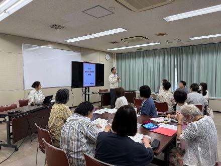 食改さんが講師より牛乳ができるまでを講義を受けている写真