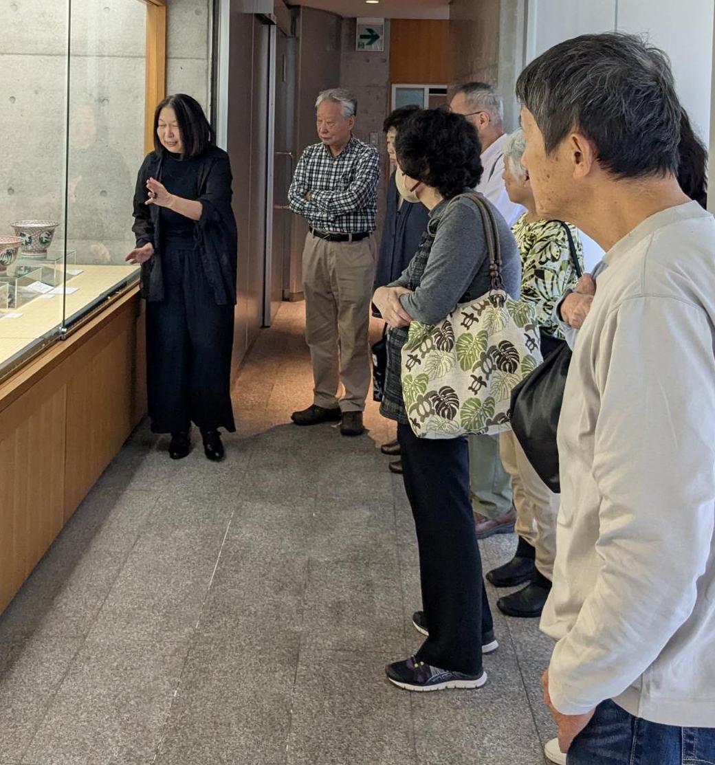 錦窯展示館の展示品を参加者数名が見ているようす