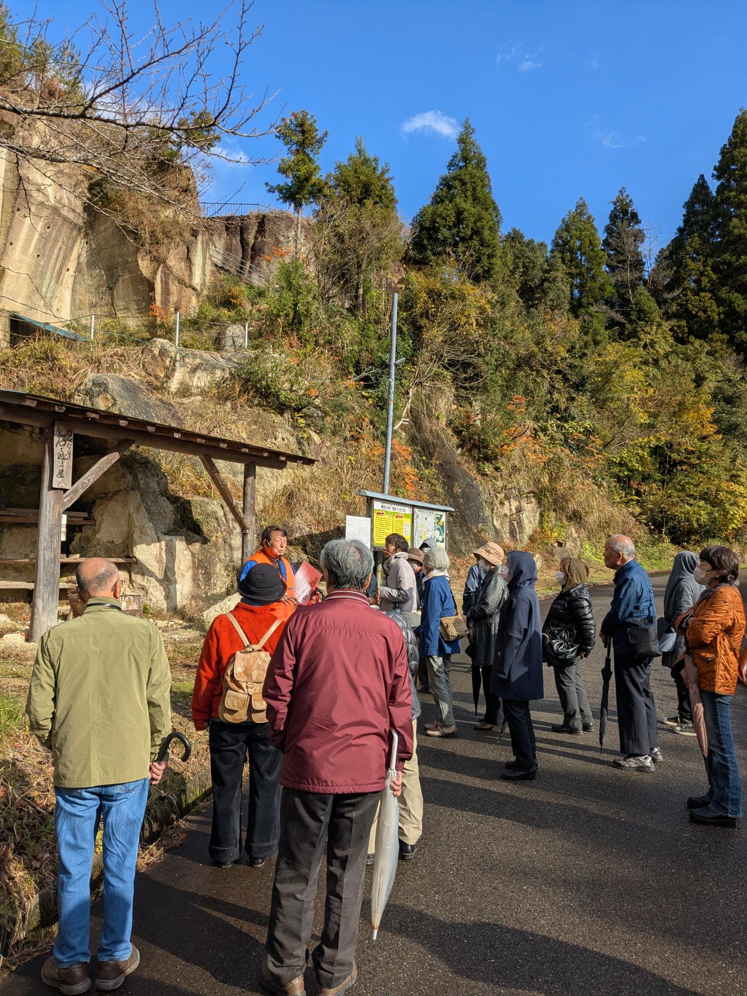 観音下町の石切り場を参加者10名ほどで見ている