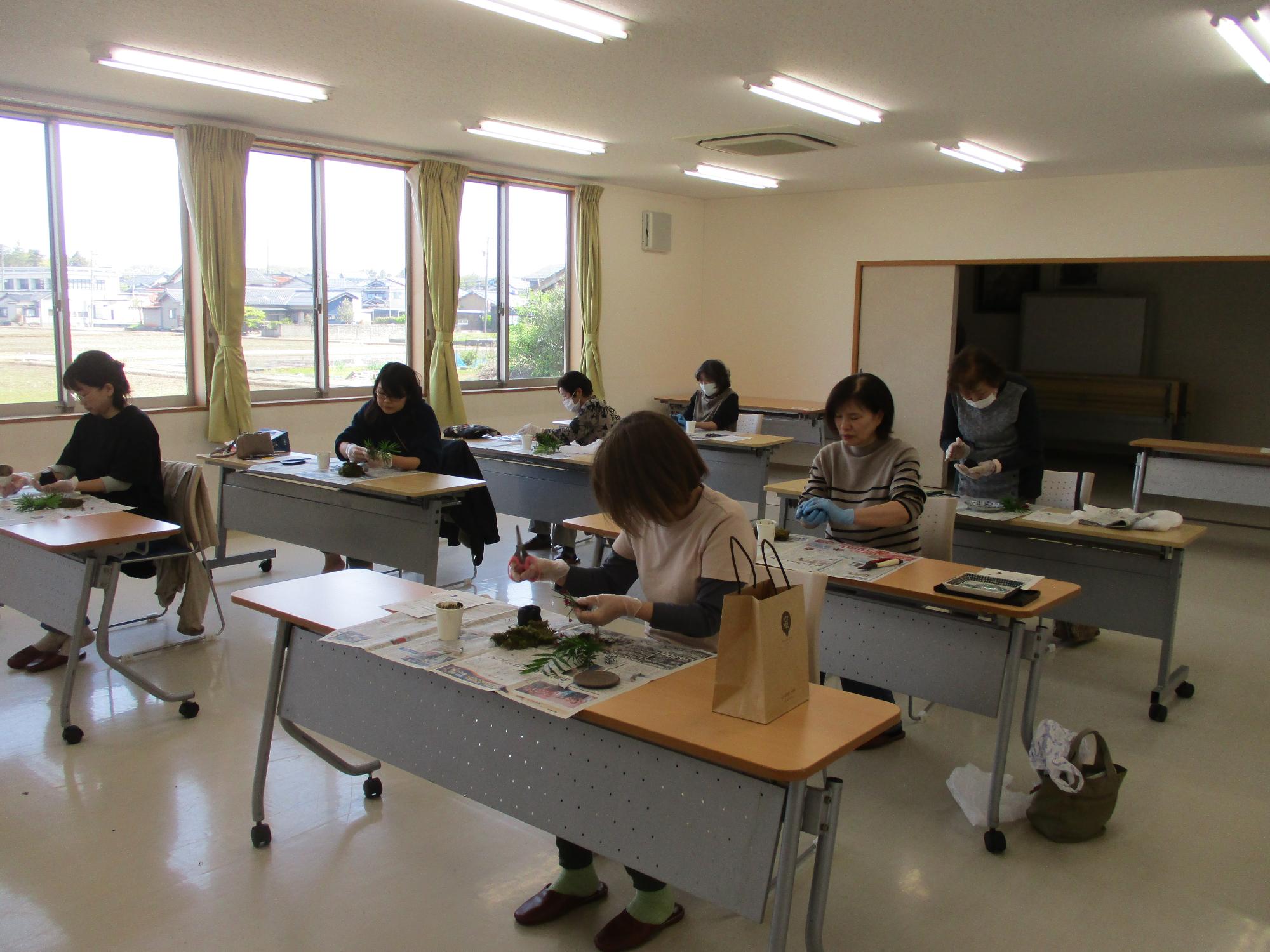 苔玉を作成している写真