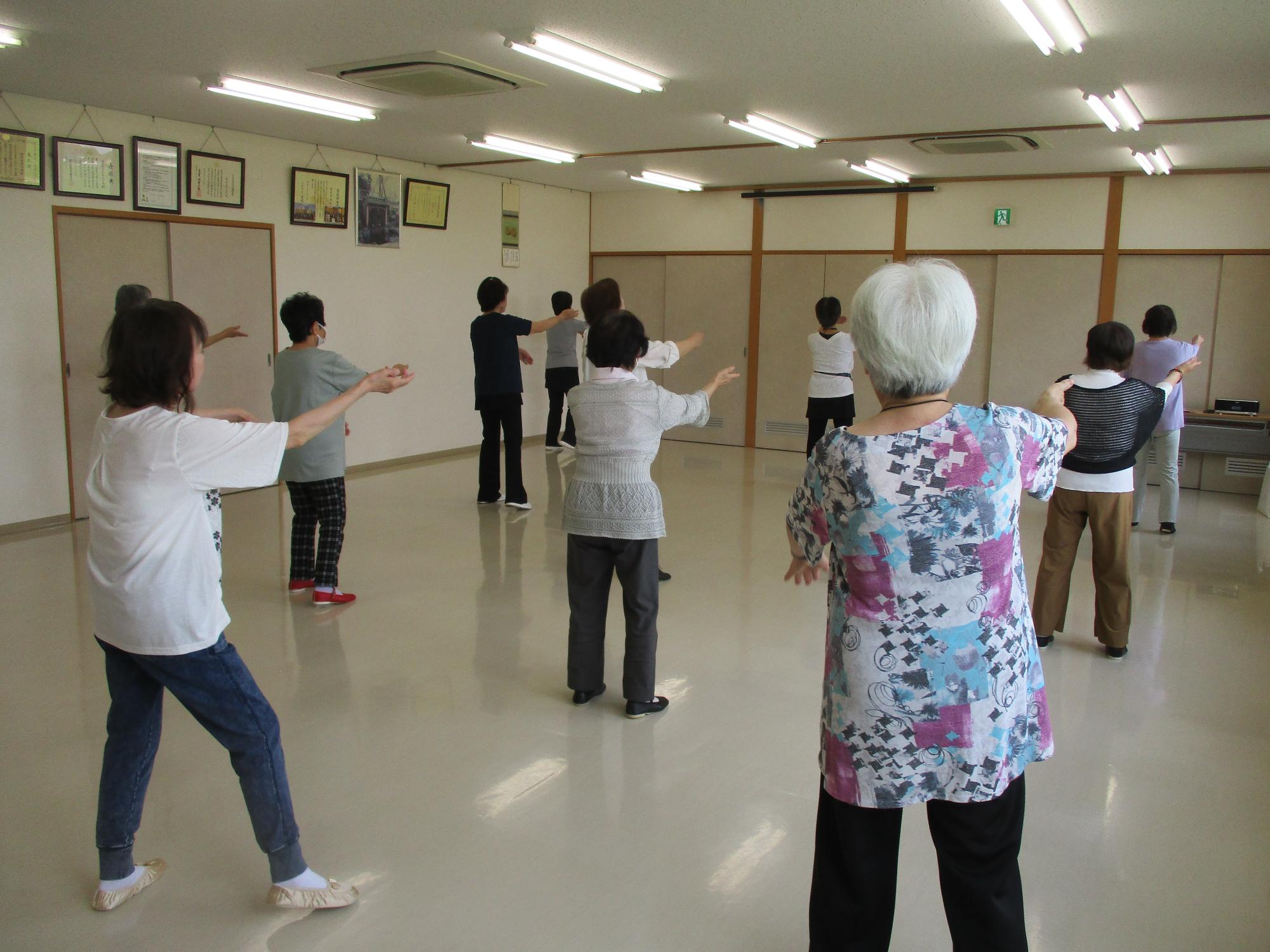 音楽にあわせて体を動かしている写真