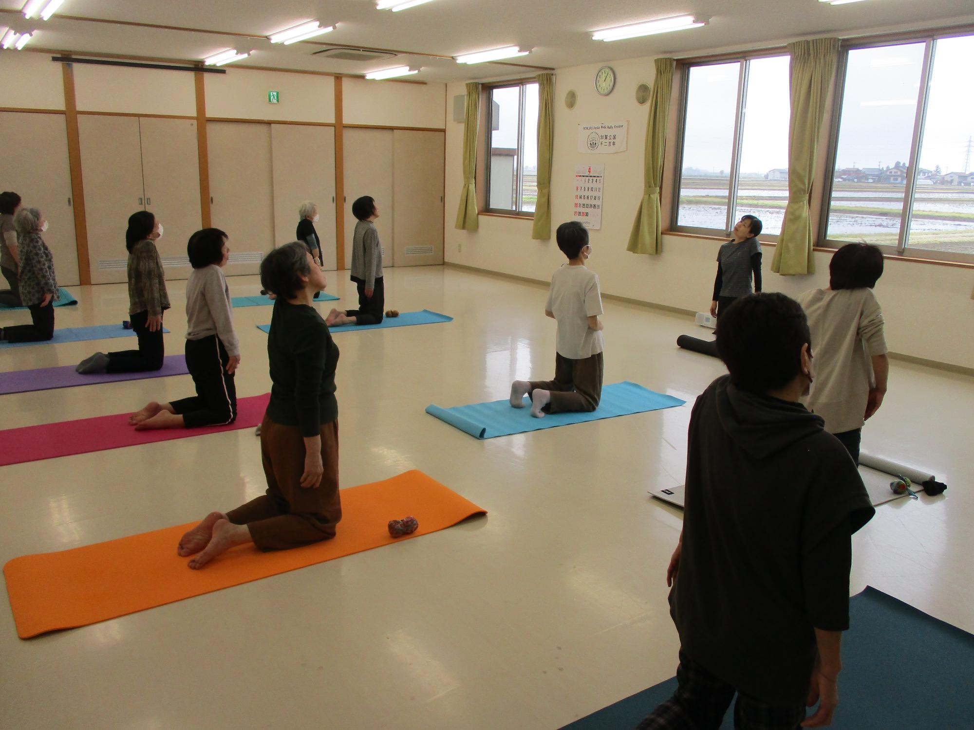 左右に首を傾けて筋肉を伸ばしている写真