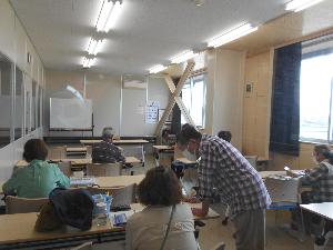 教室の中で受講生へ指導して廻る講師の様子