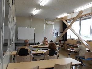 教室の中で講師が受講生の質問に答える様子
