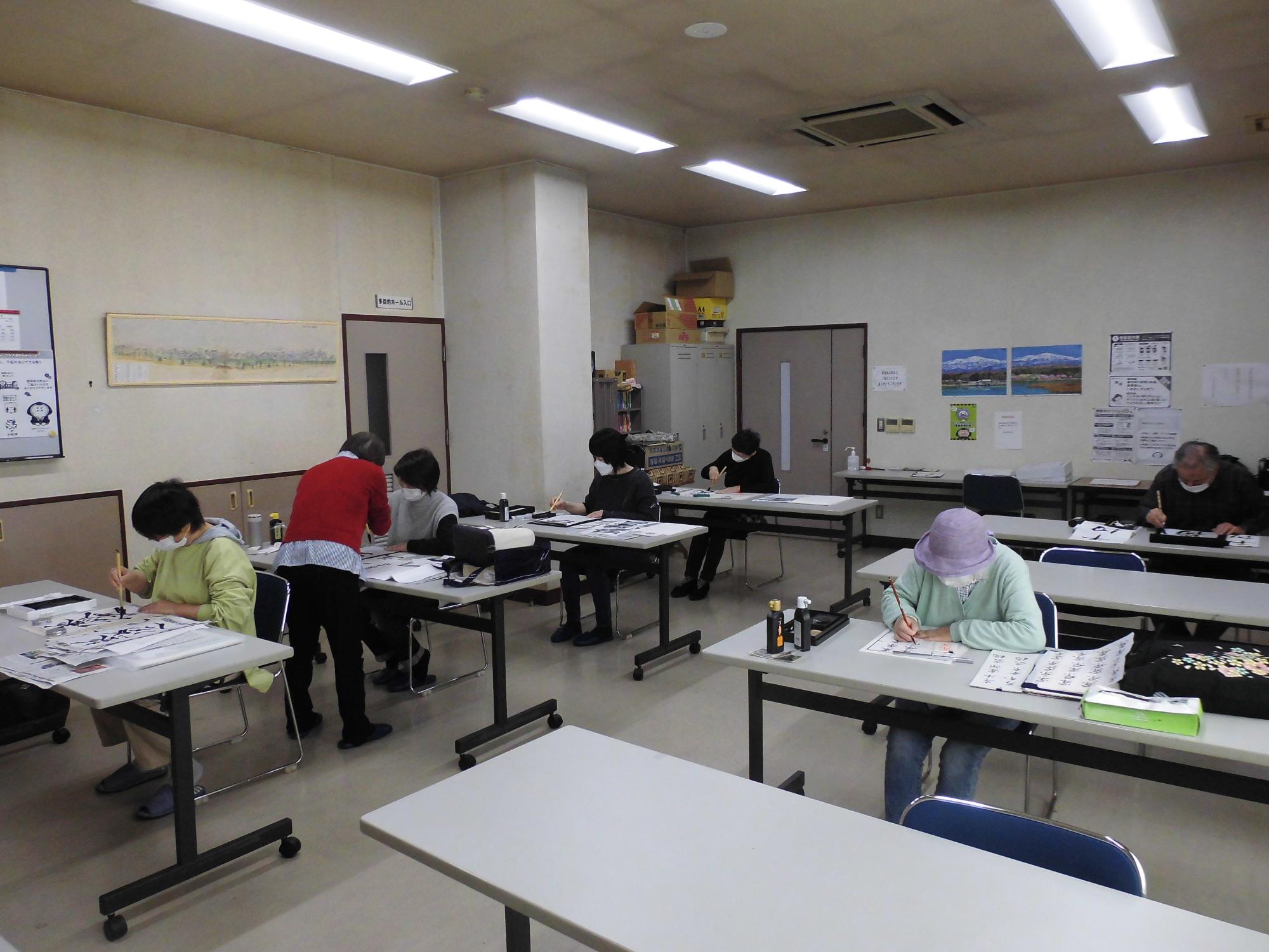 墨の香りに癒され集中して筆で書きます