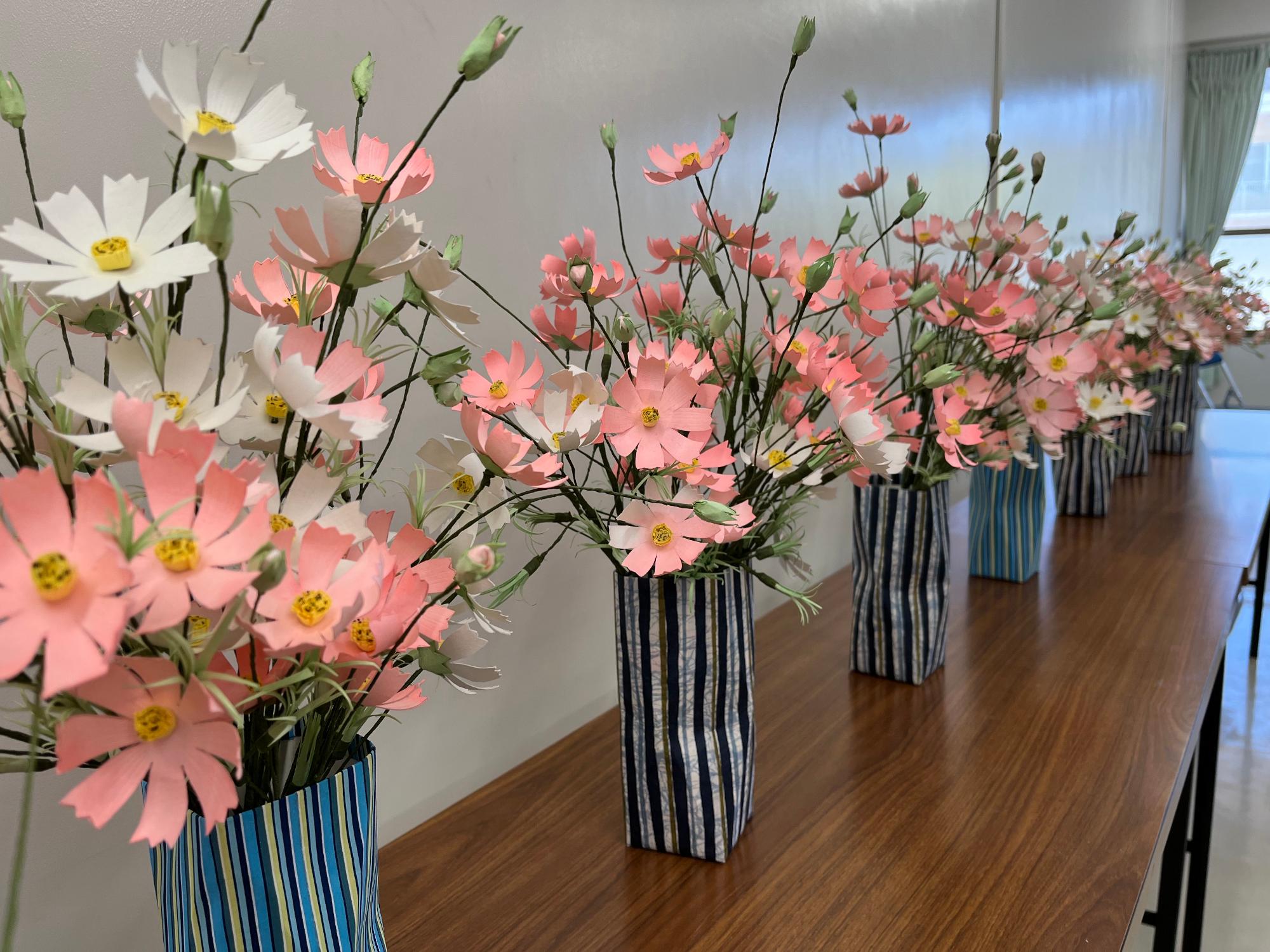 牛乳パックで作ったコスモスの花が並んでいる様子