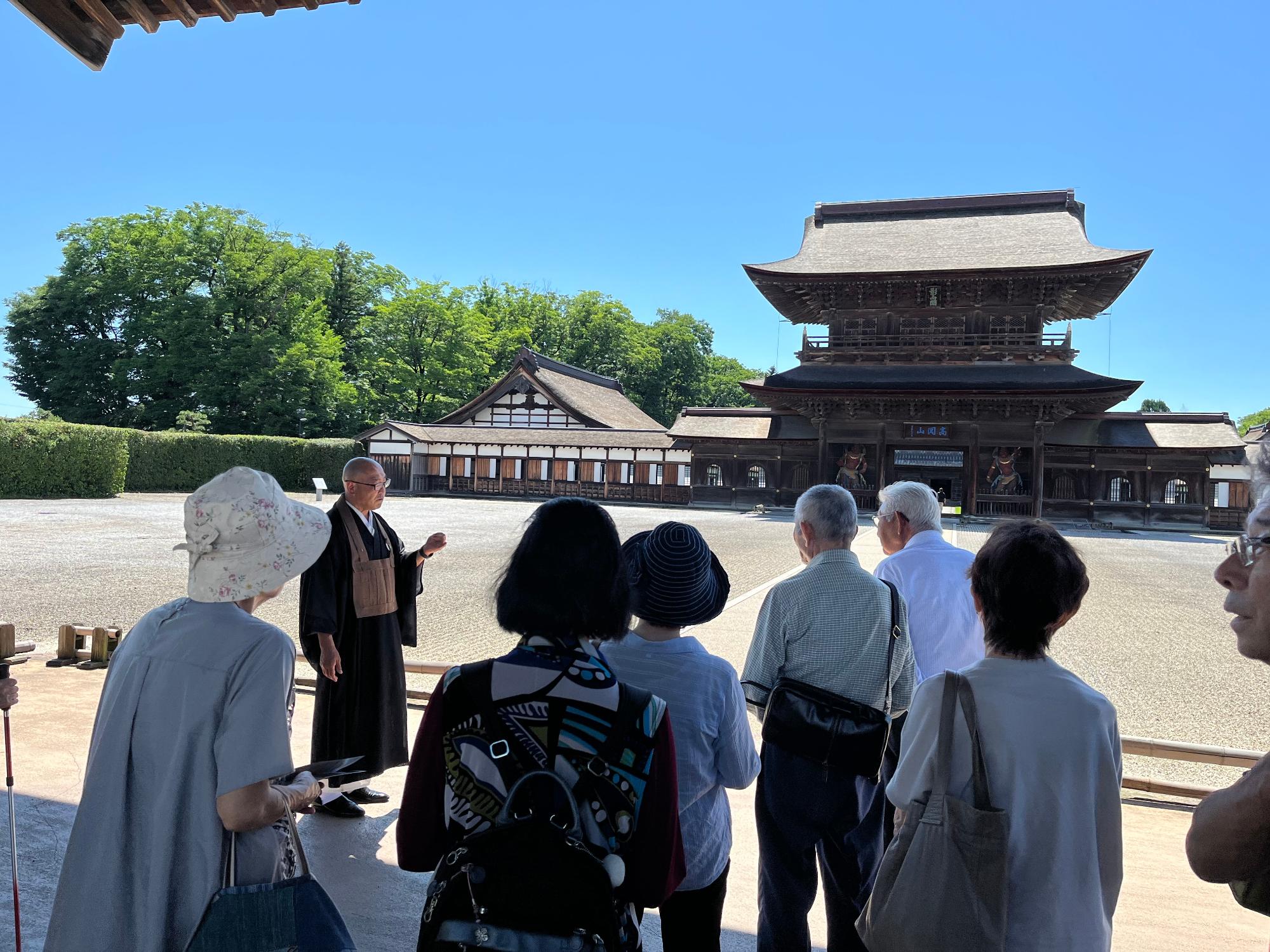 瑞龍寺でお坊さんに寺の説明を受けている様子