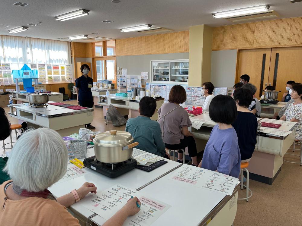 調理室で参加者が先生の話を聞いている風景