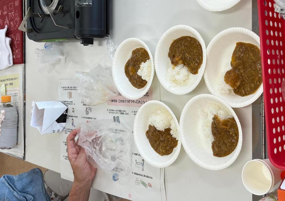 カセットコンロで作ったカレーが机に置かれている様子