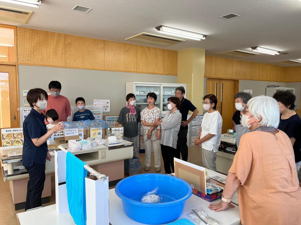 災害時の豆知識を先生から聞いている様子