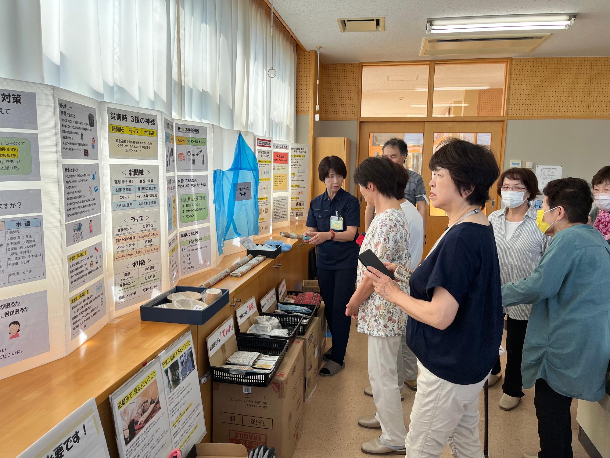 防災時の豆知識の展示を参加者が見ている様子