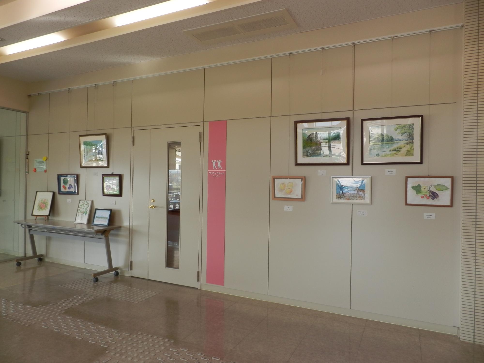 水彩画教室の作品展示会の風景写真