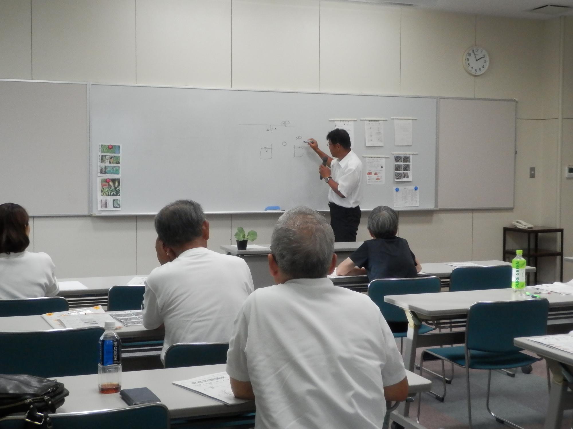 家庭菜園講座の座学風景写真