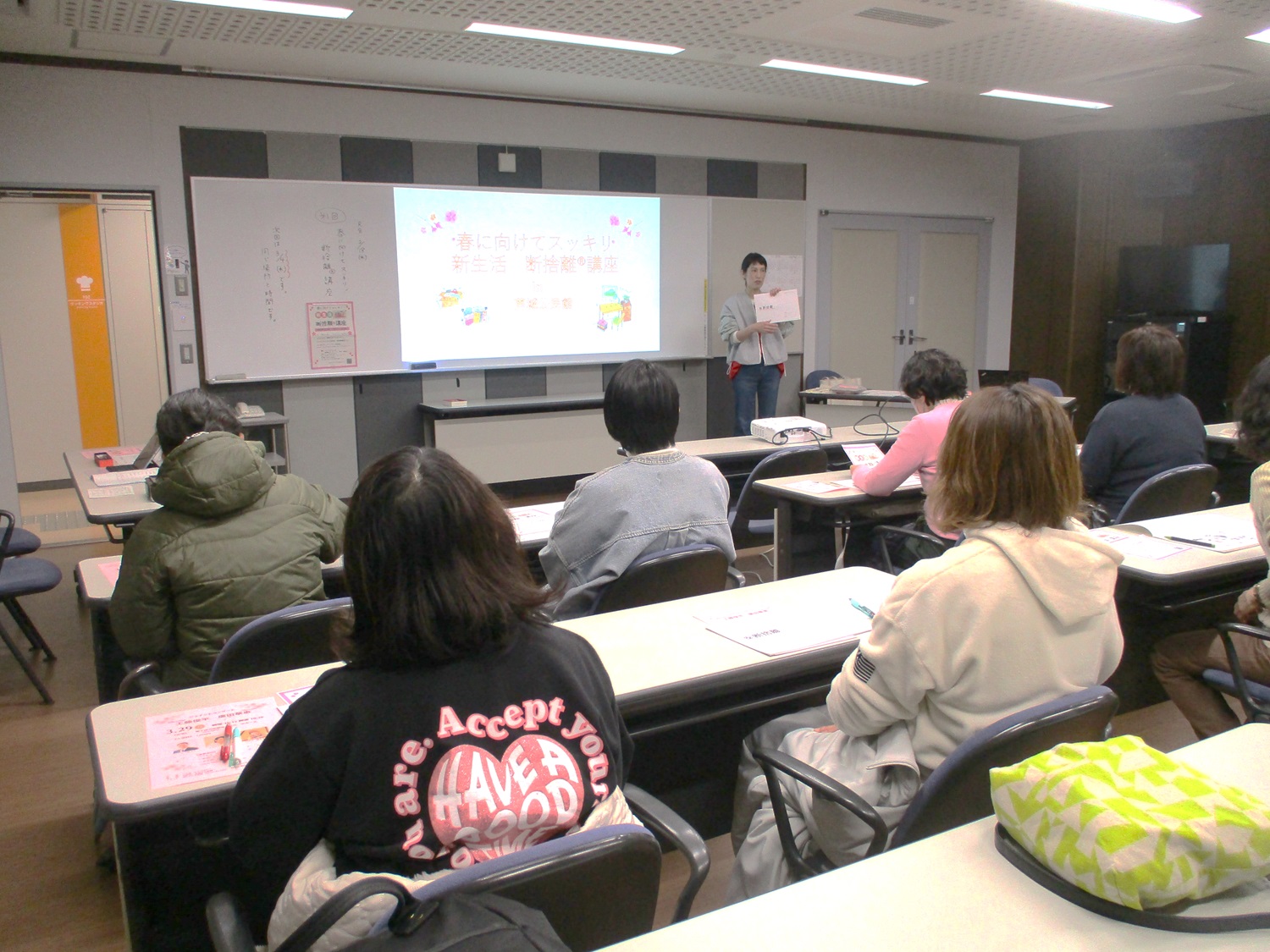 断捨離講座を受ける受講生と講師の廣田華恵さん