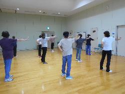 練功十八法体操の会場風景