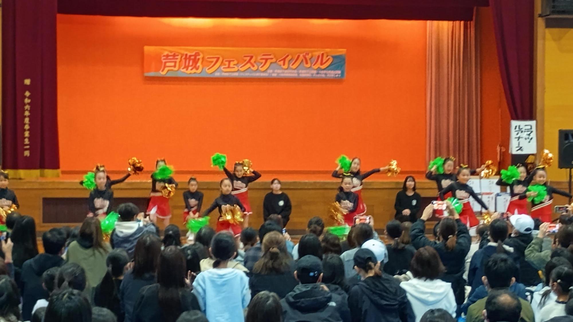 第24回芦城フェスティバル、ステージでチアリーディングのパフォーマンスとそれを見る観客