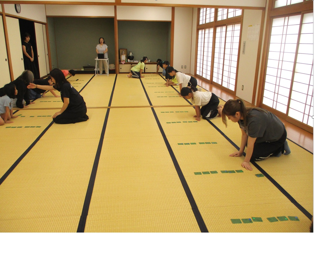 競技かるたの練習風景。札を左右に離れたところにおいて、集中している様子。