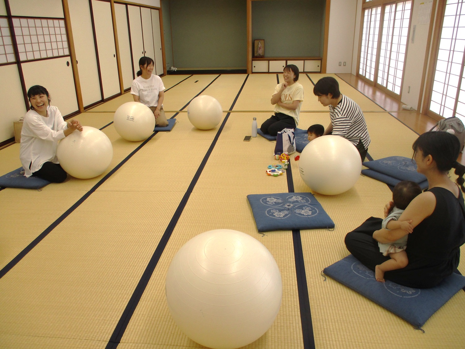 バランスボールの合間に講師と受講生たちが歓談する様子