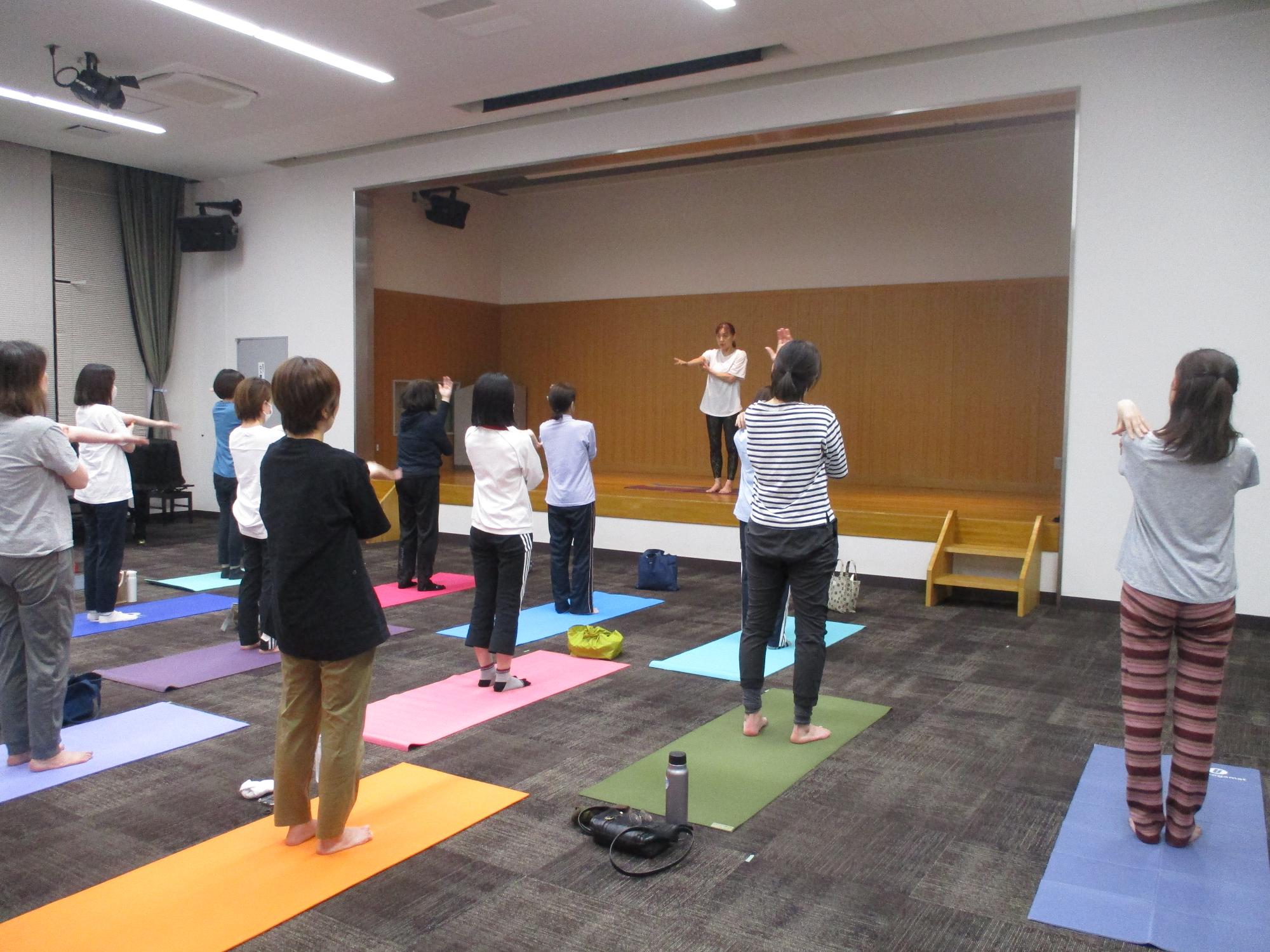 左腕のマッサージを立ちながら行っている様子