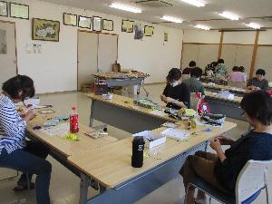 水引の作品を作る受講生の写真