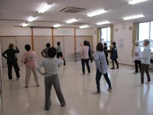 音楽に合わせてダンスをしている受講生の写真