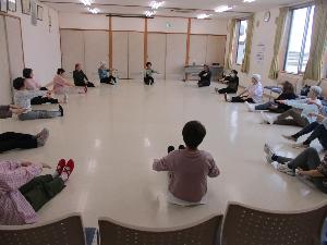 足を伸ばしストレッチをする受講生の写真