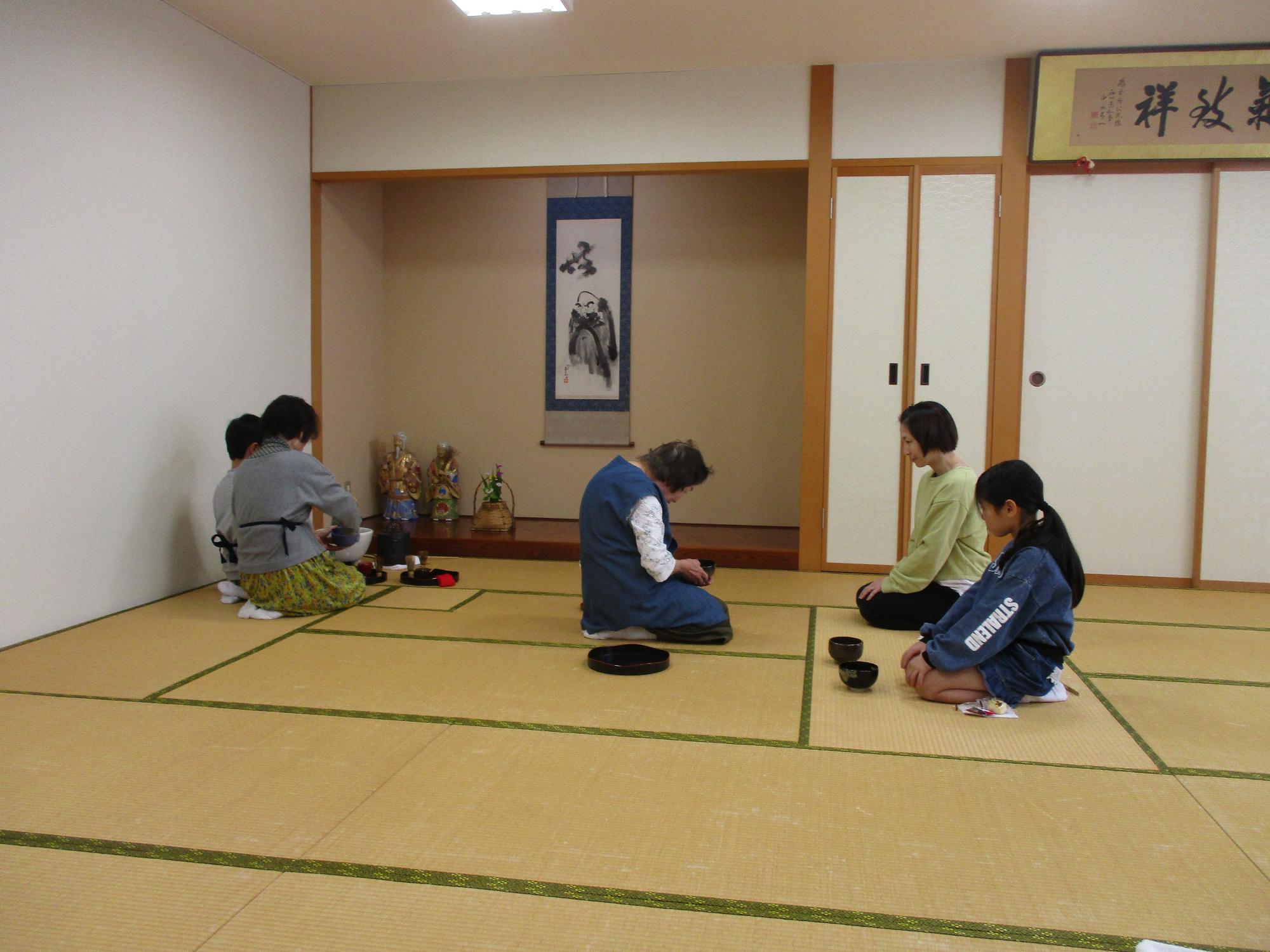 お茶の飲み方を学んでいる受講生の写真