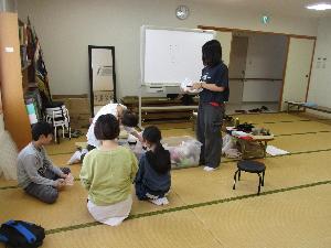 茶道道具に学ぶ受講生の写真