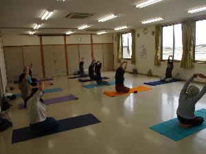両腕を上げ体を伸ばしている受講生の写真