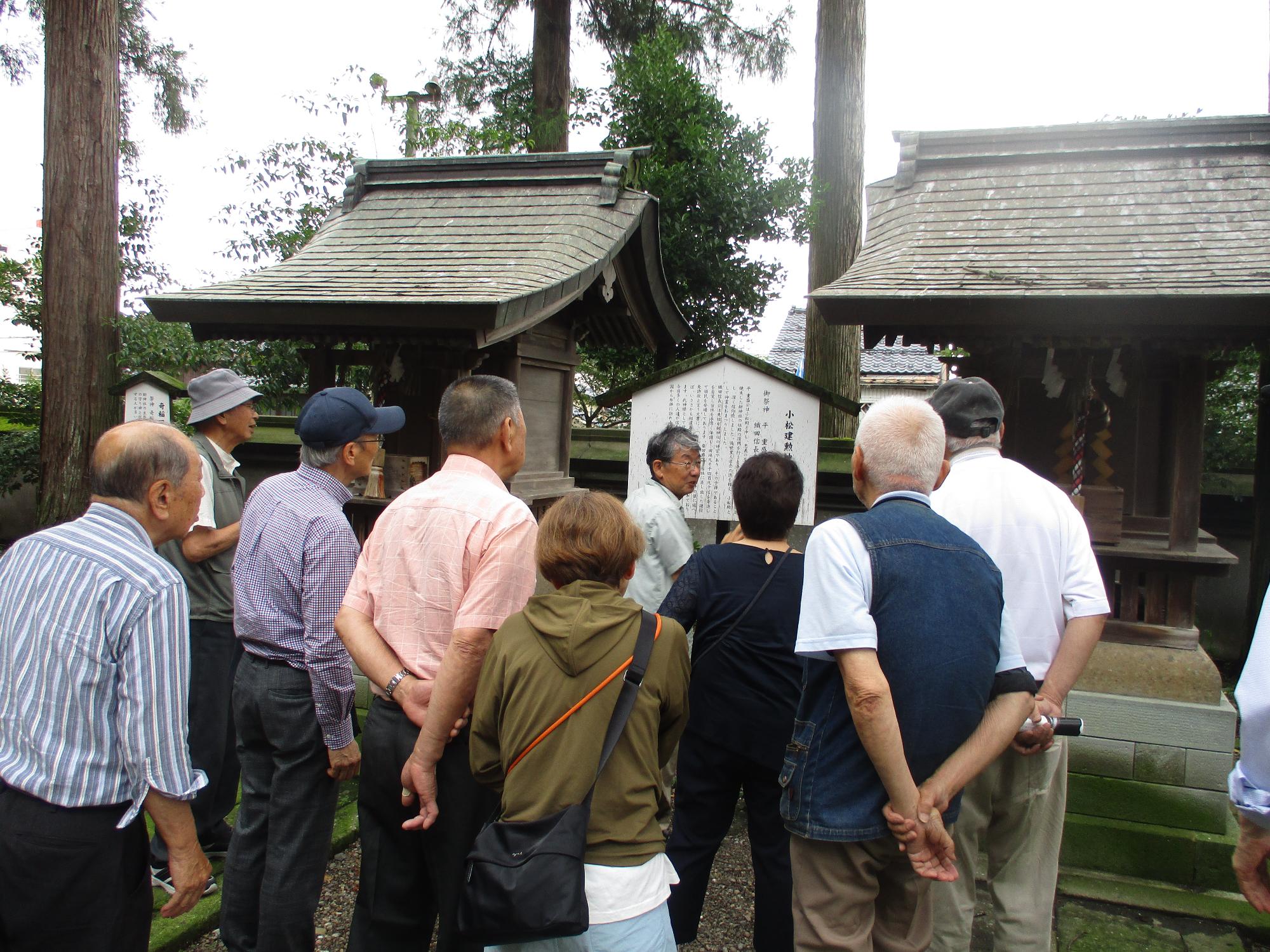 福井劔神社で小松にまつわる場所を見学している様子。