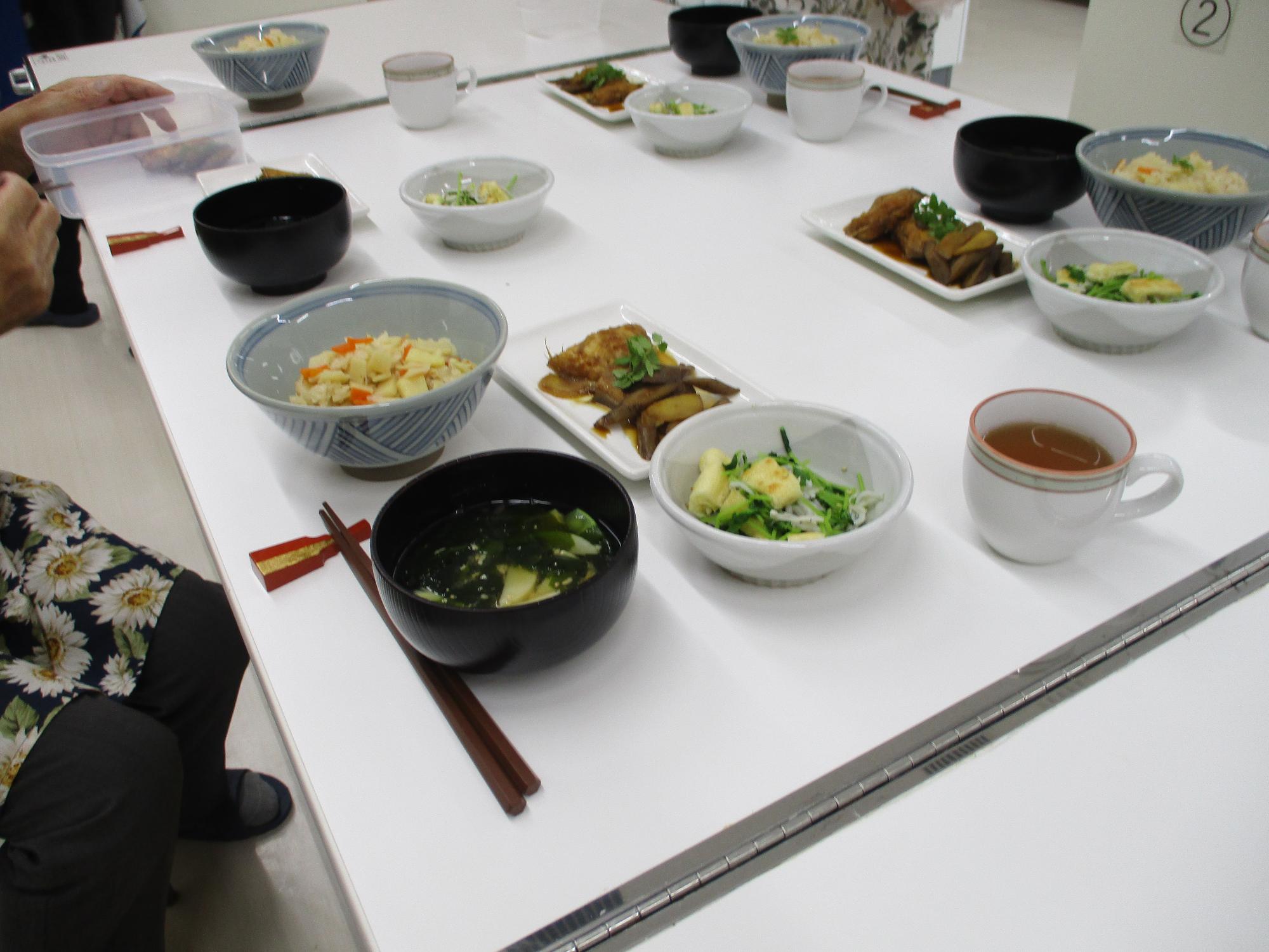 教室でつくった、味噌汁、五目御飯、おさかな、サラダ、の4品が映った画像