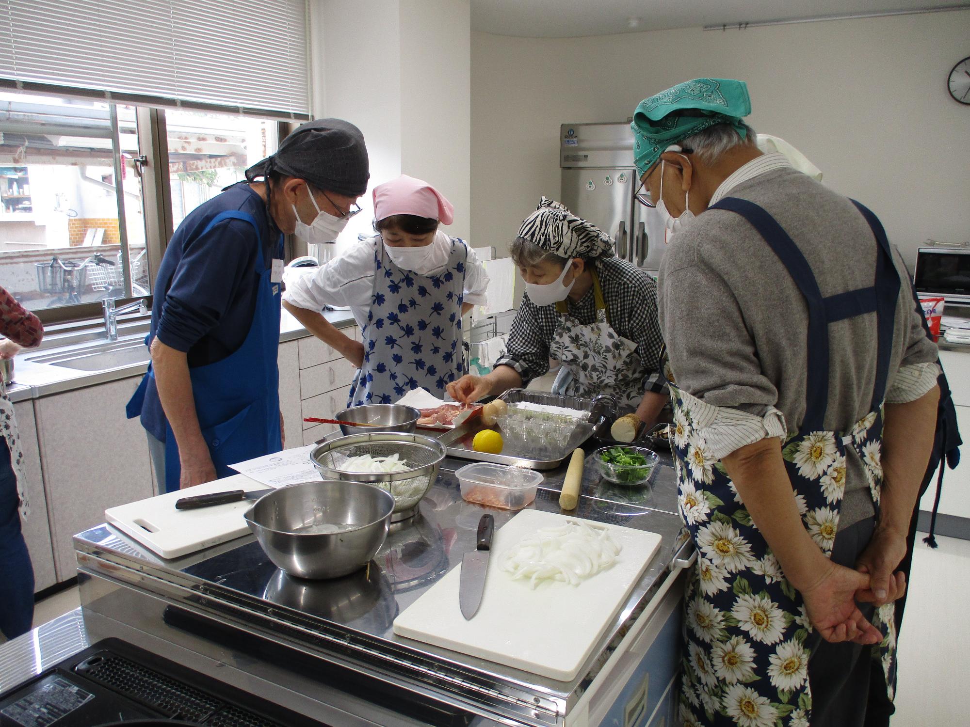 料理の材料を確認する受講生たち。