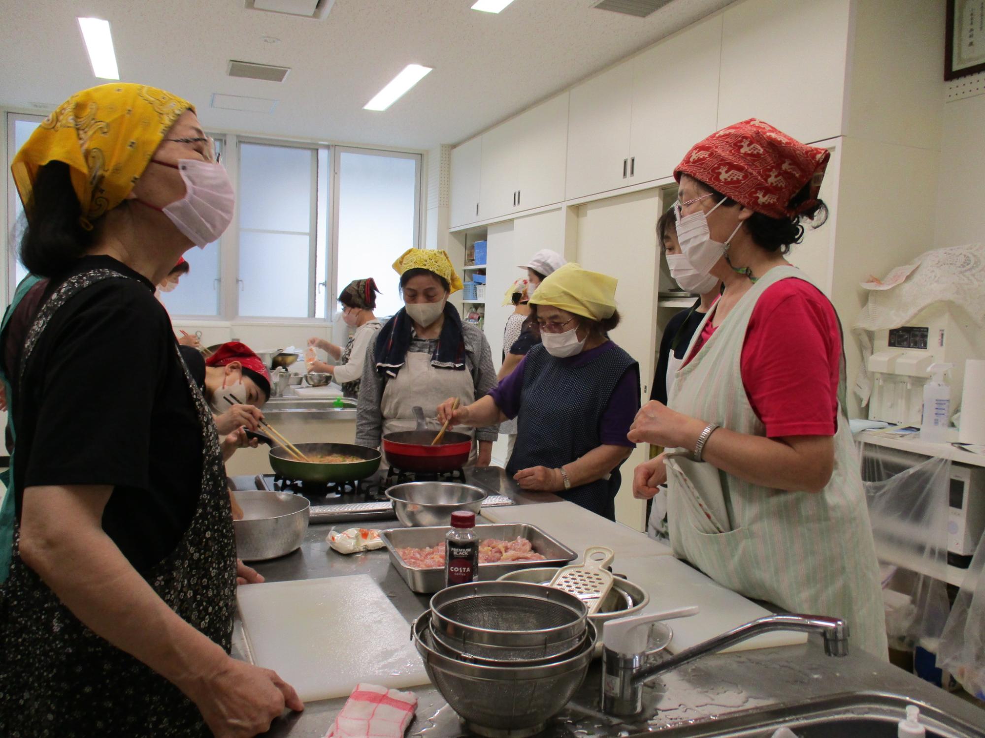 こまつのトマトを使った料理を作っている写真