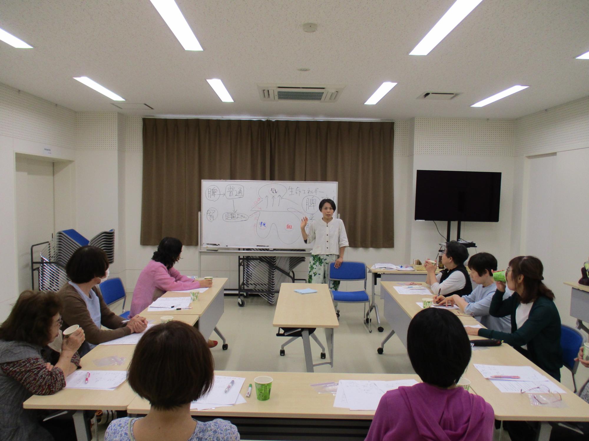 薬膳についての講義を受けている写真