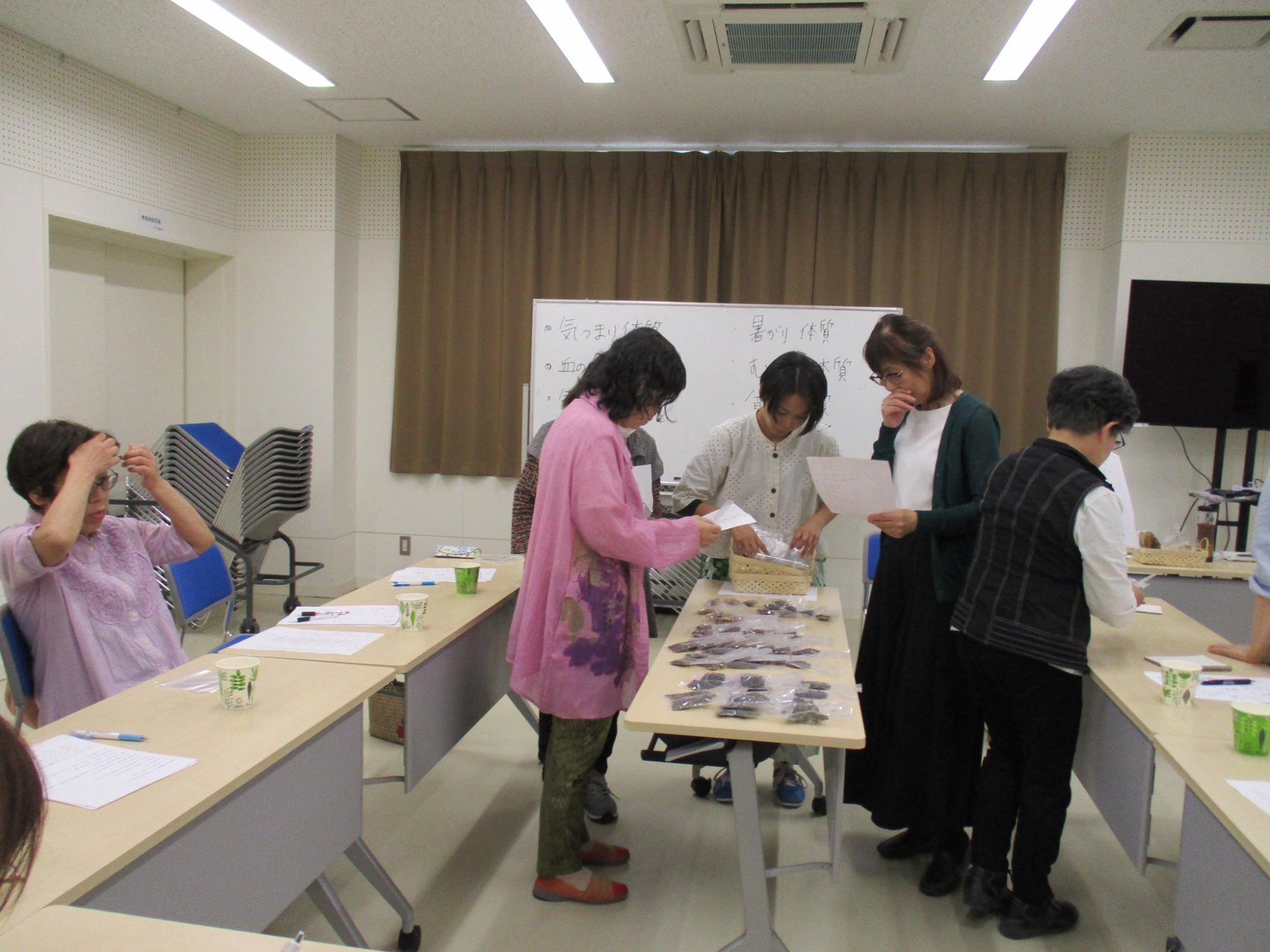 自分に合った薬膳茶の葉を選んでいる写真