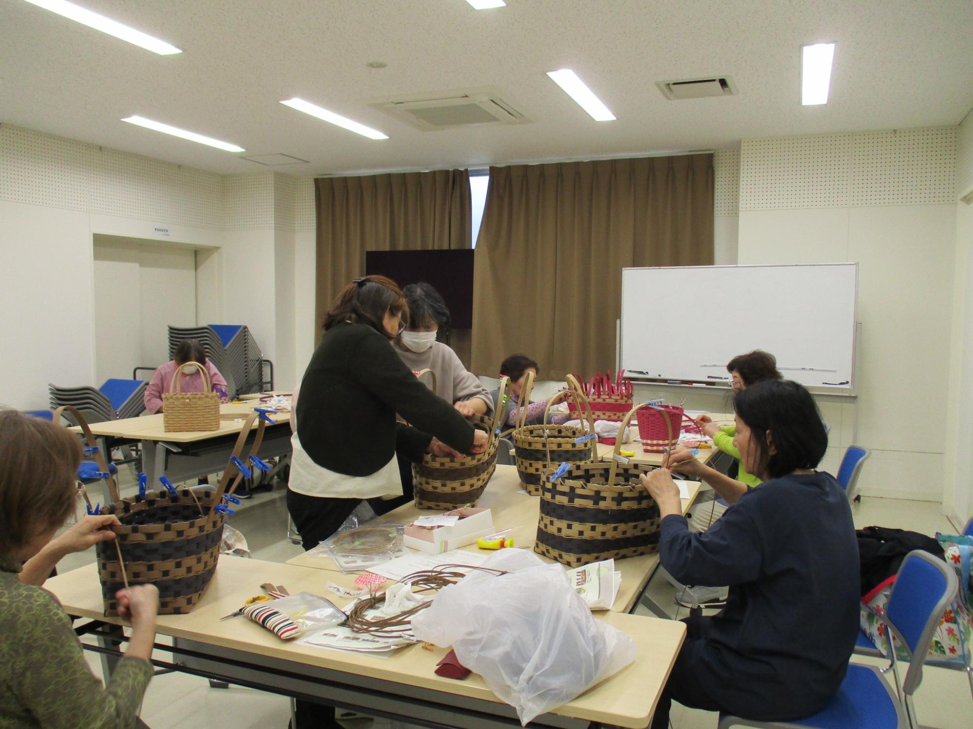 クラフトバックを作成中の写真